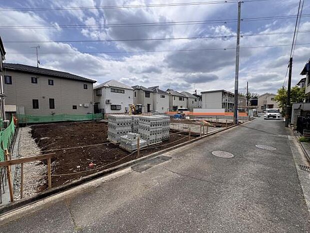 前面道路を含めた現地写真です。ぜひ周辺環境も併せてご覧ください。