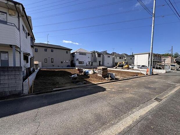 前面道路です。住宅地につき落ち着いた新生活を始められそうです。
