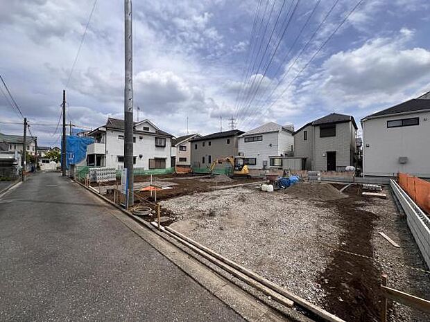 前面道路を含めた現地写真です。