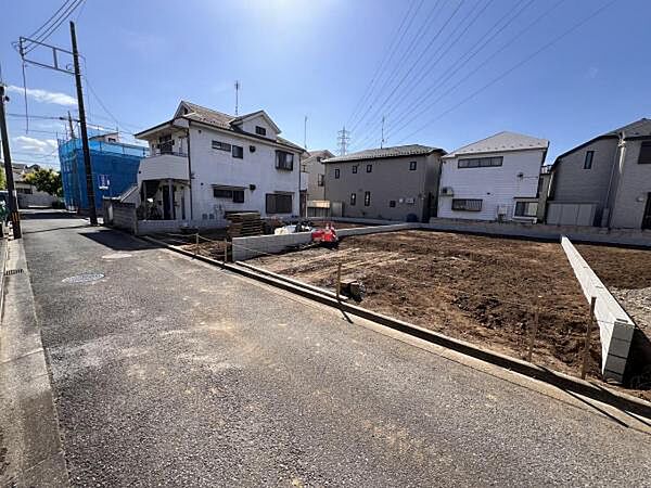 前面道路を含めた現地写真です。ぜひ周辺環境も併せてご覧ください。