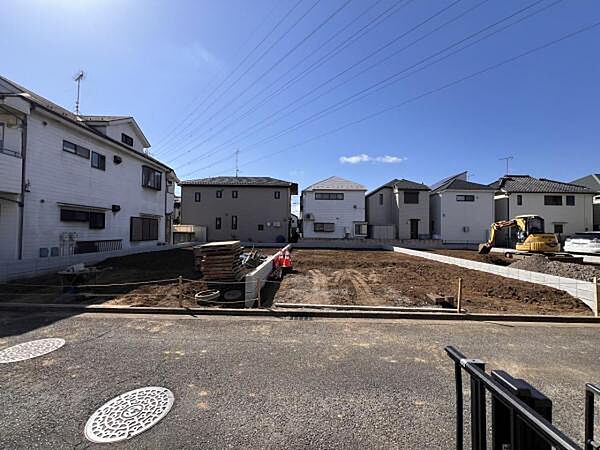 前面道路です。住宅地につき落ち着いた新生活を始められそうです。