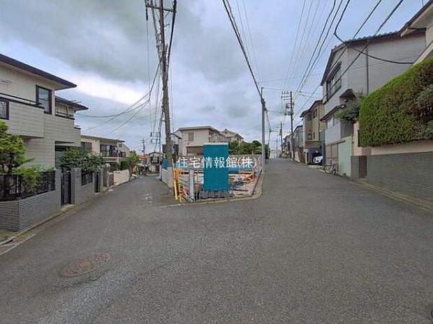 前面道路を含めた現地写真です。