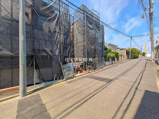 前面道路を含めた現地写真です。