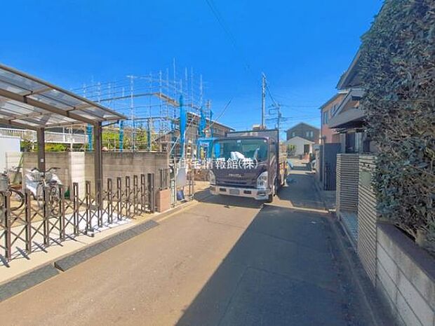 前面道路を含めた現地写真です。