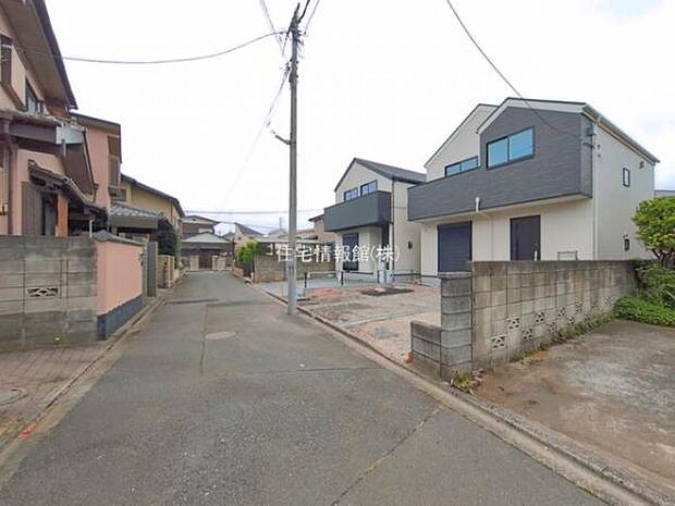 前面道路を含めた現地写真です。