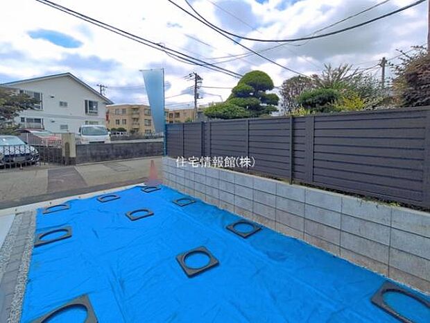 前面道路を含めた現地写真です。