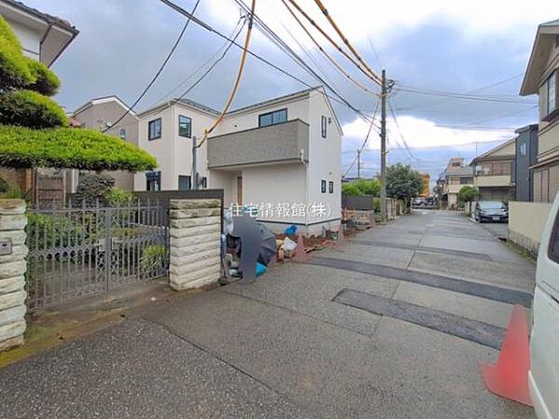 前面道路を含めた現地写真です。