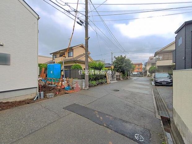 前面道路を含めた現地写真です。