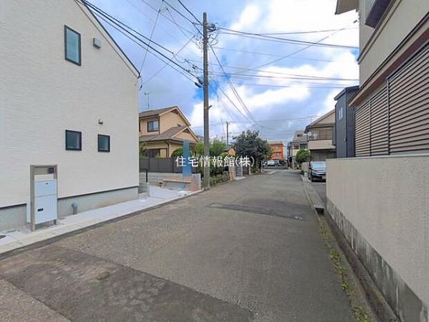 前面道路を含めた現地写真です。