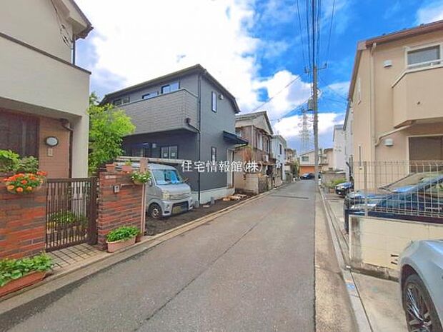 前面道路を含めた現地写真です。