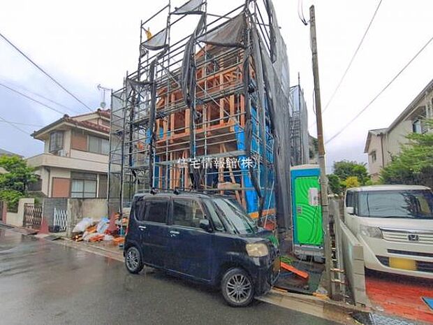 前面道路を含めた現地写真です。