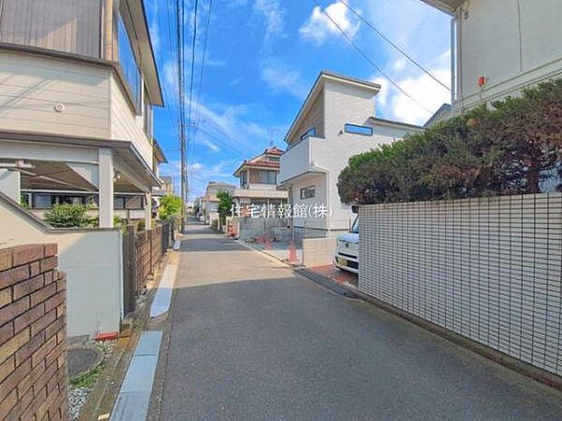 前面道路を含めた現地写真です。