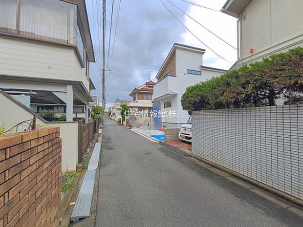 前面道路を含めた現地写真です。