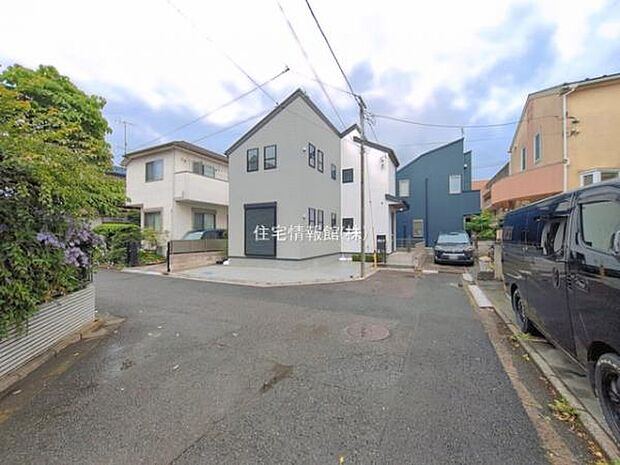 前面道路を含めた現地写真です。