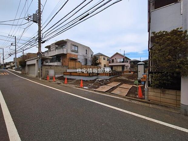 前面道路を含めた現地写真です。