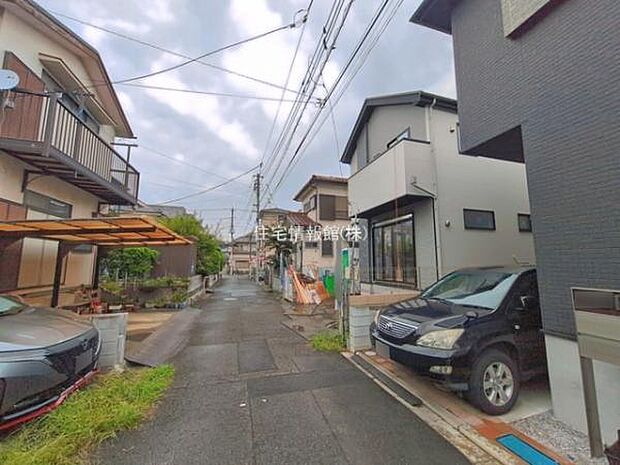 前面道路を含めた現地写真です。