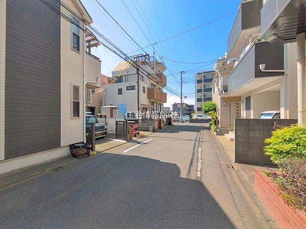 前面道路を含めた現地写真です。