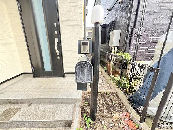 TVドアホンとポストが付いた門柱です。