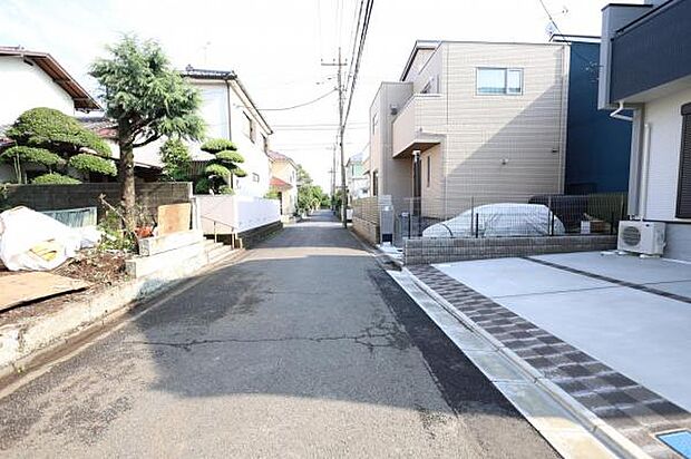 前面道路を含めた現地写真です。