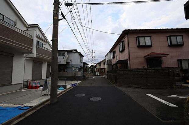 前面道路を含めた現地写真です。