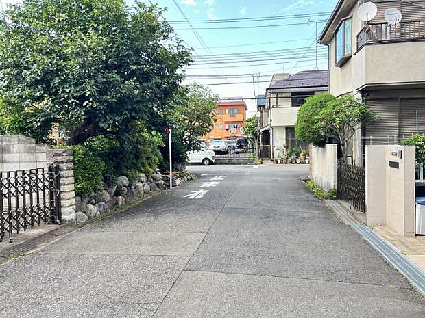 前面道路を含めた現地写真です。