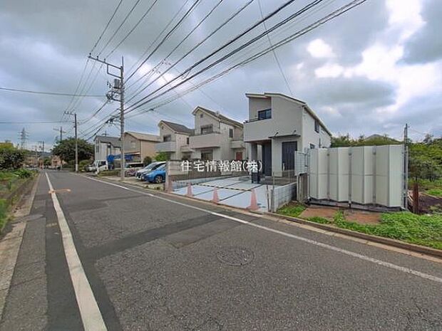前面道路を含めた現地写真です。