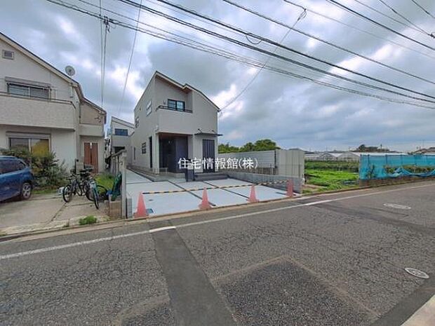 前面道路を含めた現地写真です。