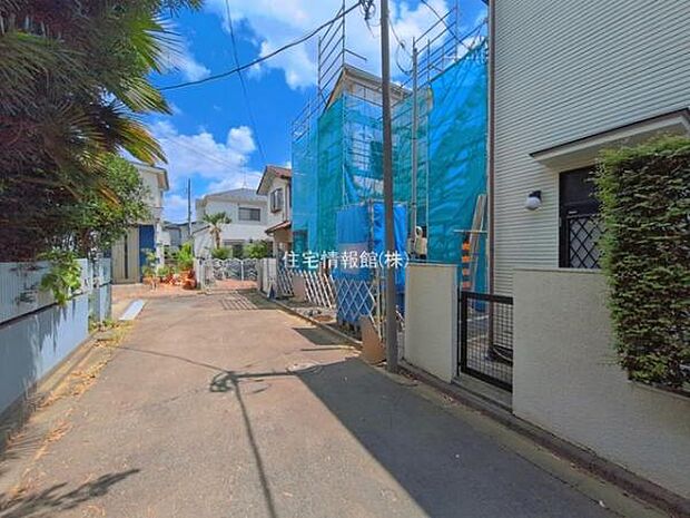 前面道路を含めた現地写真です。