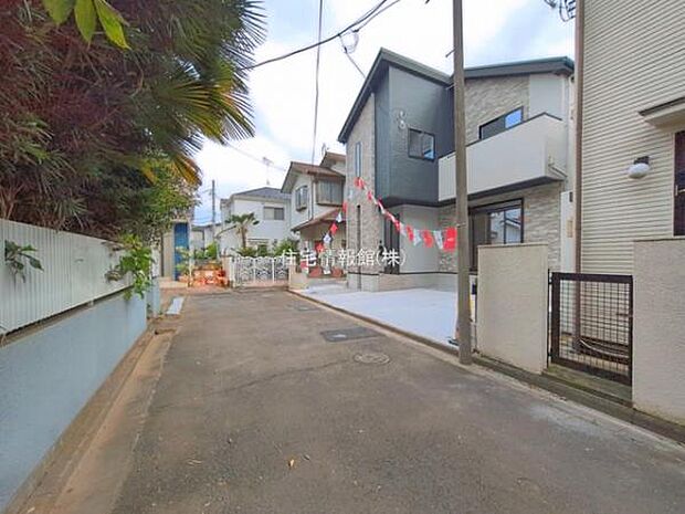 前面道路を含めた現地写真です。