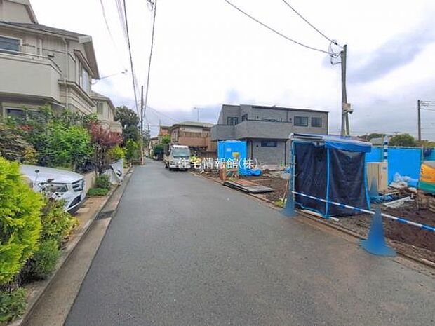 前面道路を含めた現地写真です。