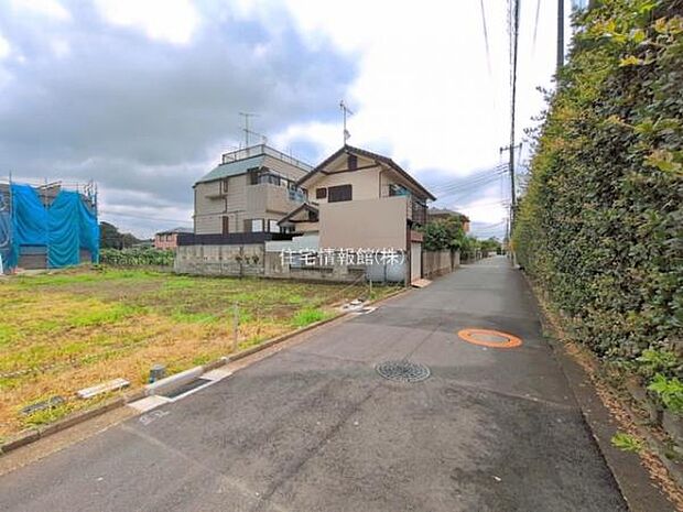 前面道路を含めた現地写真です。