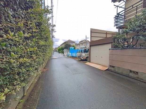 前面道路を含めた現地写真です。
