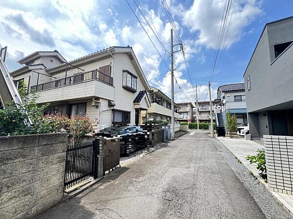 前面道路を含めた現地写真です。
