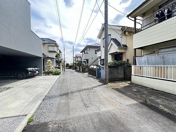 前面道路を含めた現地写真です。