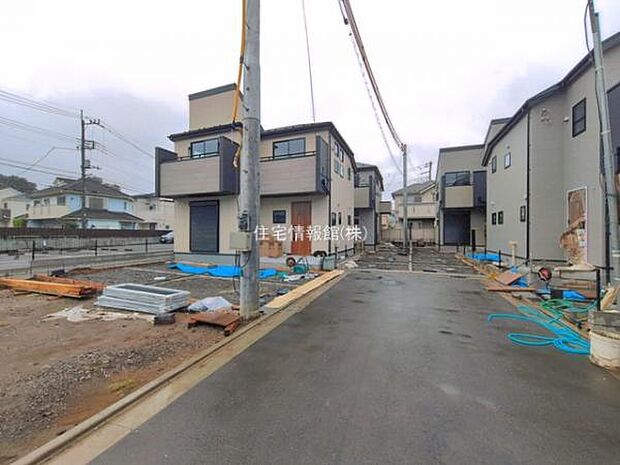 前面道路を含めた現地写真です。