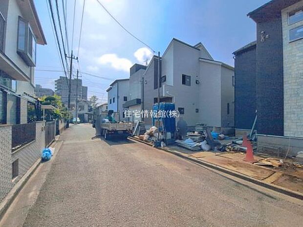 前面道路を含めた現地写真です。