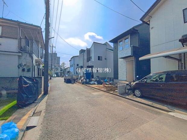 前面道路を含めた現地写真です。