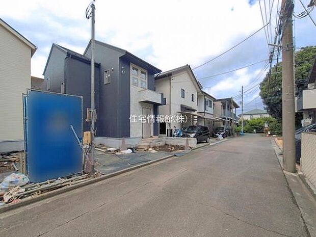 前面道路を含めた現地写真です。