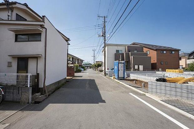 前面道路を含めた現地写真です。