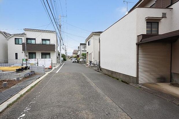 前面道路を含めた現地写真です。