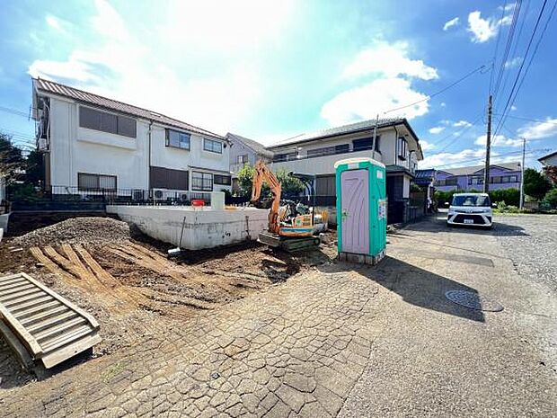 前面道路を含めた現地写真です。