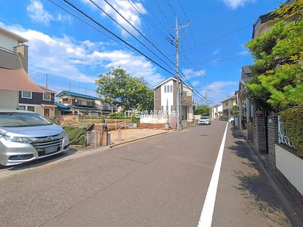 前面道路を含めた現地写真です。