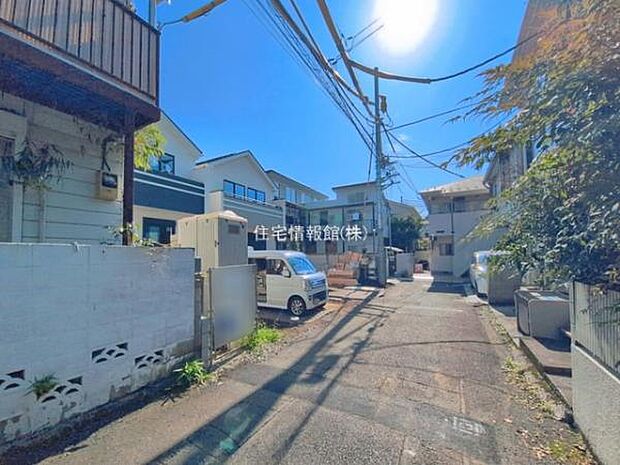 前面道路を含めた現地写真です。