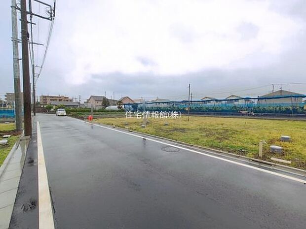 前面道路を含めた現地写真です。