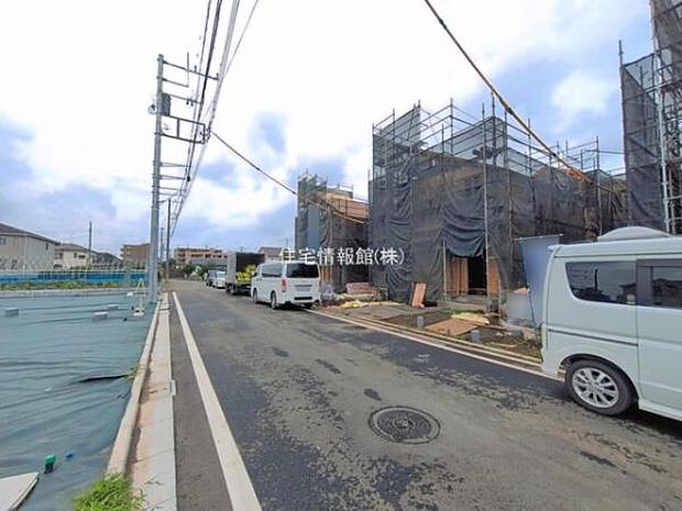 前面道路を含めた現地写真です。