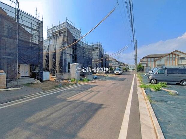 前面道路を含めた現地写真です。