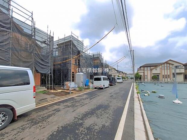 前面道路を含めた現地写真です。