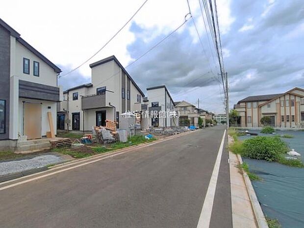 前面道路を含めた現地写真です。
