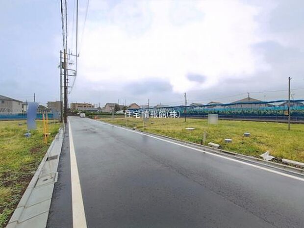 前面道路を含めた現地写真です。