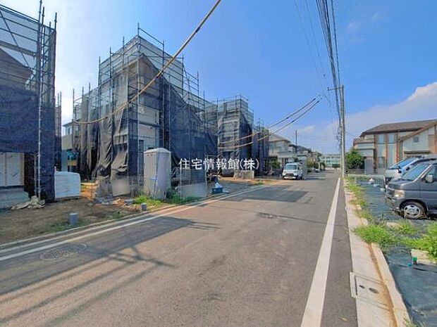 前面道路を含めた現地写真です。